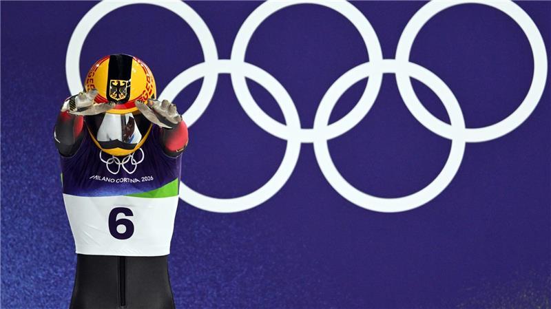 Jacqueline Pfeifer bereitet sich auf den Start mit ihrem Skeleton bei den Olympischen Winterspielen Mailand Cortina 2026 vor.