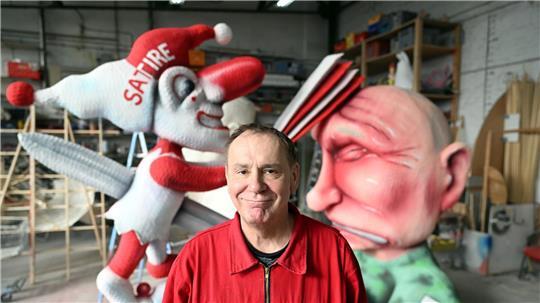Jacques Tilly, Wagenbauer, steht vor seinem Putin-Motiv für den Rosenmontagszug.