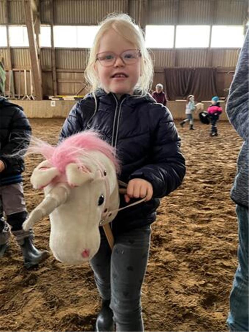 Hobby-Horsing als Wettbewerb: Trainerin aus Großenwörden kontert Kritik Jade Eckner aus Burweg und ihr Einhorn, das manchmal auch ein bisschen aufgeregt ist.