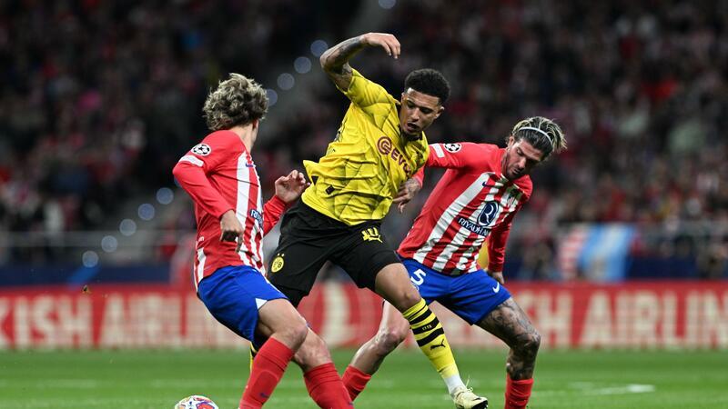 1:2 in Madrid - Haller rettet BVB-Hoffnungen aufs Halbfinale Jadon Sancho (M.) wird gleich von zwei Atlético-Profis angegriffen.