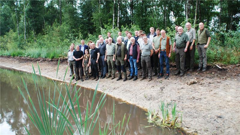 Jäger, Landwirte, Naturschützer und Sponsoren am neuen Biotop - eine der Maßnahmen im Rebhuhnschutzprojekt.