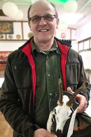 Immer mehr Jäger im Kreis Stade: Was ist das Besondere an der Jagd? Jäger Markus Frohmann mit seiner Trophäe, einem mittelalten Bock, geschossen im Mai 2024 in Bliedersdorf.