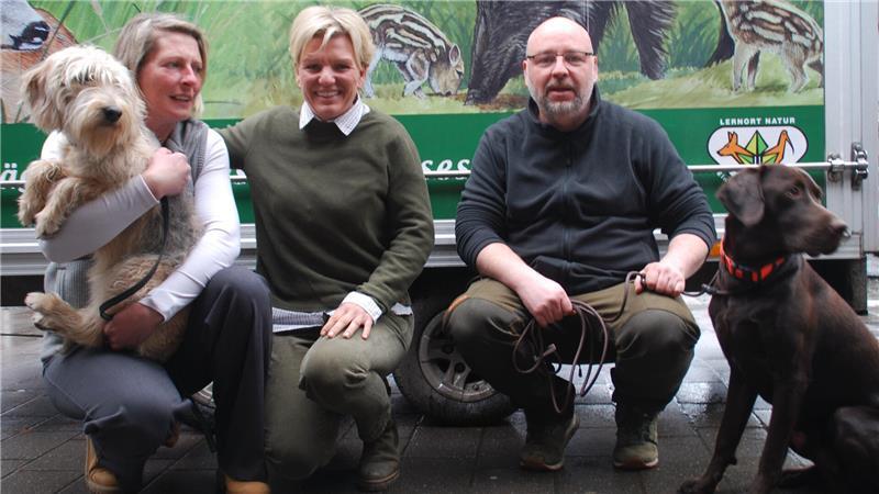 Jäger mit ihren ausgebildeten Begleitern (von links): Kristin Krause und Katja Kolbe aus Sachsen mit Hündin Rosine sowie Martin Küchemann aus Wiegersen mit Loki.
