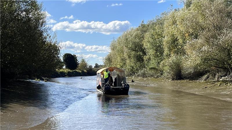 Jäger und Deichrichter auf Nutria-Patrouille auf der Este zwischen Buxtehude und Estebrügge.