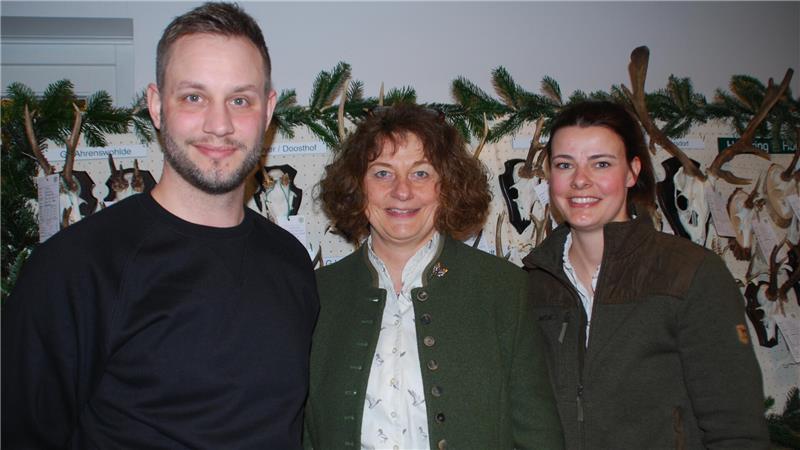 Jägerfamilie aus Kutenholz: Niklas Seidel, Bürgermeisterin Sandra Lemmermann und Tochter Beke.
