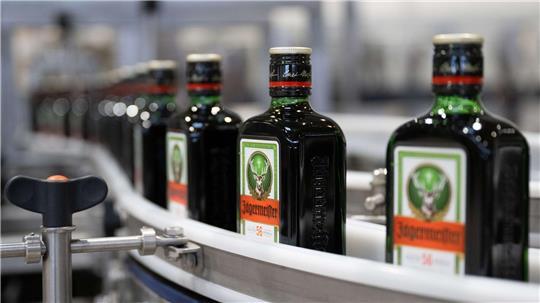 Jägermeister trotzt dem schwachen Markt und verkauft deutlich mehr Flaschen seines Kräuterlikörs. (Archivbild)