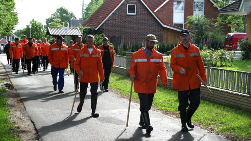 Achtjährige Levke ermordet: Jetzt äußert sich ihre Mutter Jägerschaft und Freiwillige Feuerwehren auf der Suche nach Levke - hier in Wanhöden.