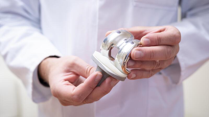 Arthrose im Knie - und nun? Buxtehuder Spezialist klärt auf Jährlich werden in Buxtehude 400 bis 500 Knieprothesen eingesetzt.