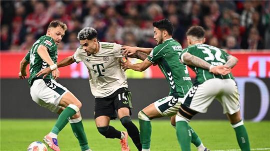 Jagd auf die Bayern? Die Werder-Spieler Senne Lynen (l) und Yukinari Sugawara bedrängen den Münchner Profi Luis Diaz.