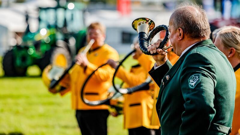 Landwirtschaftsmesse Norla stellt Technik in den Mittelpunkt Jagdhornbläser begleiten die Eröffnung.