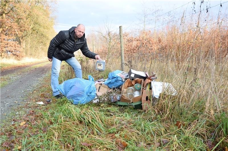 Jagdpächter und Ratsherr Ralf Kimmel findet regelmäßig illegal entsorgten Müll im Hagener Weg. Fotos: Battmer