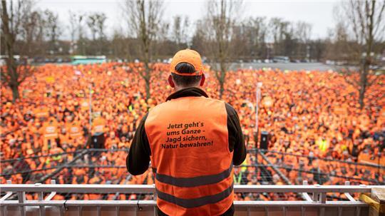Jagdpräsident Helmut Dammann-Tamke war begeistert von der hohen Teilnehmerzahl. Auch aus dem Landkreis Stade reisten Jäger an.