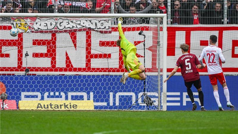 Aufstiegs-Dämpfer: Nürnberg unterliegt bei Schlusslicht Jahn Jahn-Stürmer Noah Ganaus erzielt per Kopf das 2:1.
