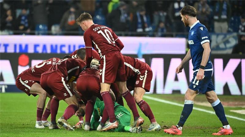 Karlsruhe beendet Negativserie - 4:2 gegen Regensburg Jahn-Torwart Felix Gebhardt hielt einen von mehreren Elfmetern des Spiels.
