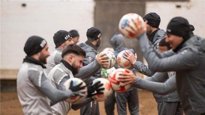 Jahnstadion gesperrt, Hallenzeiten rar: Das Training wurde kurzerhand in die Reithalle verlegt.