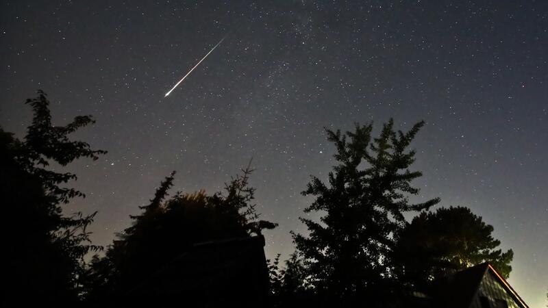 Sternschnuppen der Perseiden vor Maximum Jahr für Jahr sind am Nachthimmel die Sternschnuppen der Perseiden zu sehen