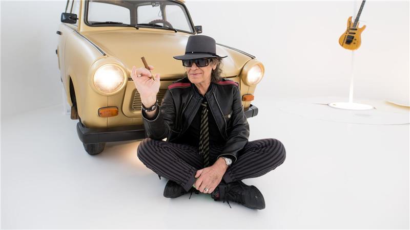 Jahrelang stand der goldene Trabi in der Panik City - nun wird er versteigert. (Archivbild)