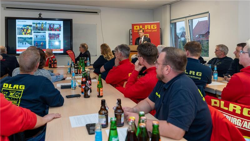 Jahreshauptversammlung der DLRG-Ortsgruppe Horneburg/Altes Land: Vorsitzender Rainer Bohmbach blickte zurück auf ein ereignisreiches Jahr und berichtete über wachsende Aufgaben in Einsatz, Ausbildung und Jugendarbeit.