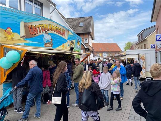 Jahrmarktsbesucher auf der Marktstraße. Drei Tage lang stand Harsefeld ganz im Zeichen von Unterhaltung.
