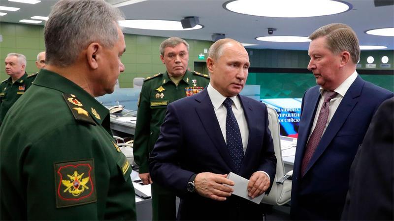 Jahrzehntelang arbeiteten Sergej Iwanow (r.) und Kremlchef Wladimir Putin (m.) eng zusammen. (Archivbild)
