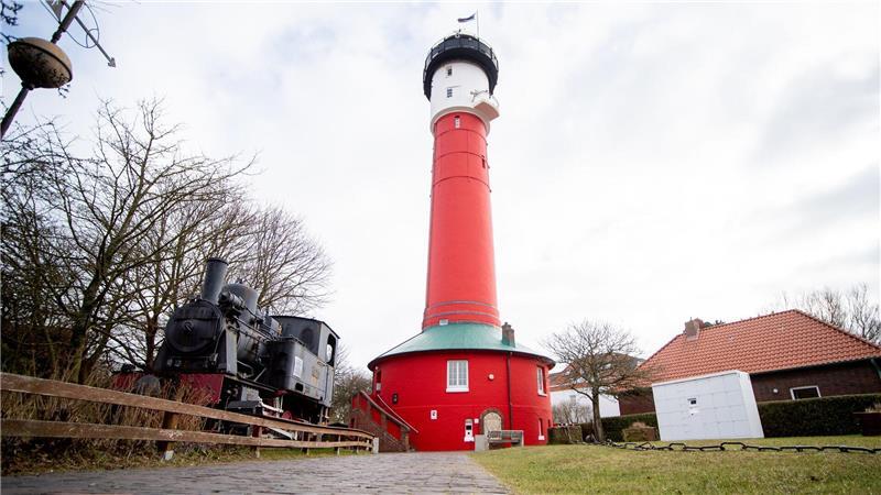 Insel rettet alte Dampflok mit Tau, Teamgeist und Muckis Jahrzehntelang hatte die alte Dampflok ihren Ausstellungsplatz vor dem Alten Leuchtturm. (Archivbild)