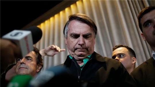 Jair Bolsonaro, ehemaliger Präsident von Brasilien, umgeben von Journalisten in einem Restaurant in Belo Horizonte.Fotograf