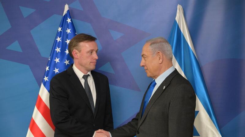 Gazastreifen: USA setzen auf Abschwächung der Bodenoffensive Jake Sullivan (l), Nationaler Sicherheitsberater der USA, hat nach Angaben des Weißen Hauses mit Israels Regierungschef Benjamin Netanjahu über einen möglichen Übergang zu militärischen „Operationen geringerer Intensität“ in Gaza gesprochen.