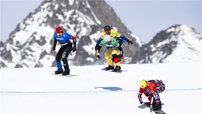 Jakob Dusek (r-l, Österreich), Martin Nörl (Deutschland), Noah Bethonico (Brasilien) und Krystof Choura (Tschechien),  in Aktion beim Snowboardcross-Wettbewerb bei der Weltmeisterschaft in St. Moritz.