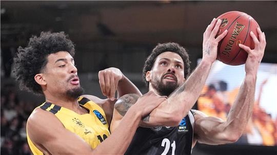 Jakob Dwight Forrester (l, Aris Thessaloniki) und Devon Daniels (Hamburg Towers) kämpfen um den Ball.