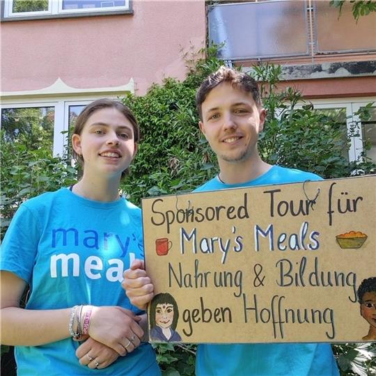 Jakob aus Himmelpforten und Lucia aus Mannheim radeln gemeinsam, um Spenden gegen den Hunger zu sammeln. Die Hilfsorganisation „Mary’s Meals“ finanziert Schulspeisungen. Fotos: privat