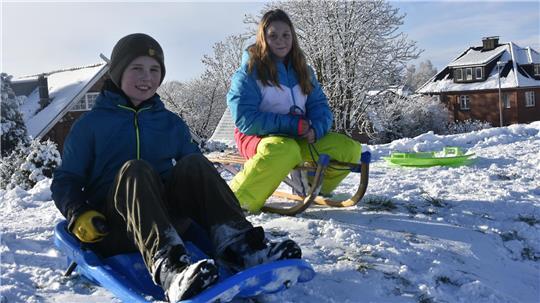 Jakob und Valentina rodeln um die Wette.