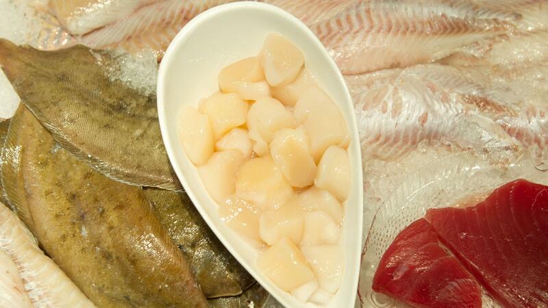 Jakobsmuschelfleisch (Mitte) liegt in Hannover in der Auslage.