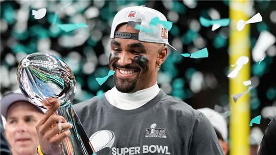 Jalen Hurts hat endlich den großen Pokal - und wurde auch zum MVP gewählt.
