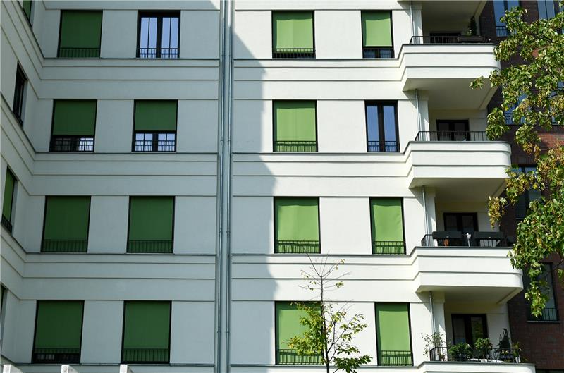 Harsefeld sucht Wohnraum für Vertriebene Jalousien und Rollläden vor den Fenstern lassen weniger Sonnenlicht in die Wohnung - so bleibt es kühler. Foto: Jens Kalaene/dpa-Zentralbild/dpa