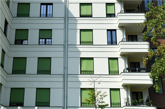 Jalousien und Rollläden vor den Fenstern lassen weniger Sonnenlicht in die Wohnung - so bleibt es kühler. Foto: Jens Kalaene/dpa-Zentralbild/dpa