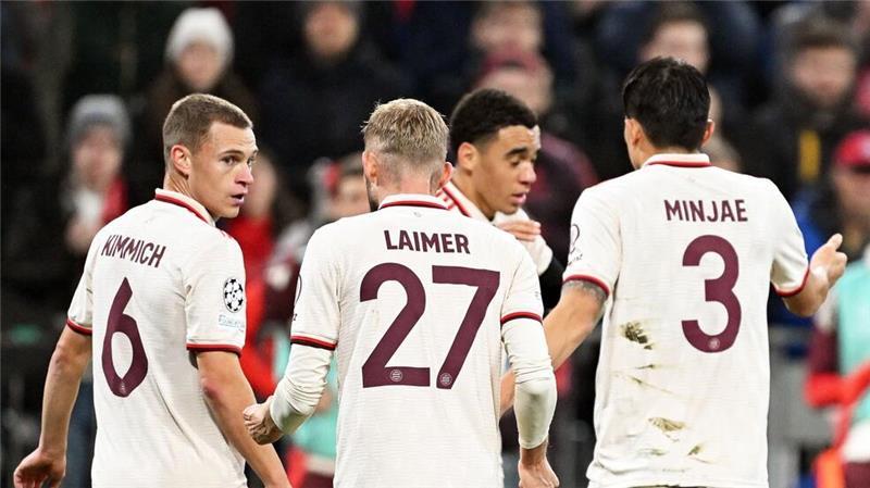 Musiala köpft Bayern zum Arbeitssieg – Notfall auf der Tribüne Jamal Musiala (2.v.r) wurde nach seinem Treffer gefeiert.