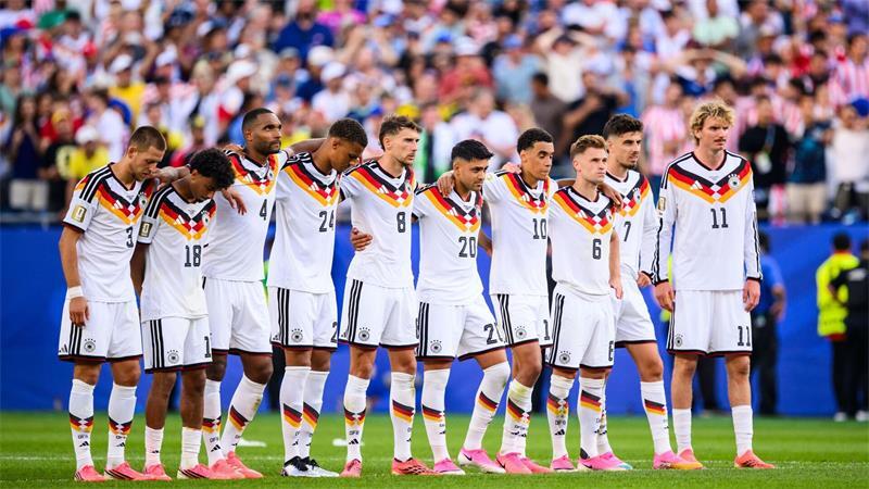Jamal Musiala (4. von rechts) trifft - aber Deutschland scheidet bei der Fußball-WM gegen Paraguay aus. (Archivbild)