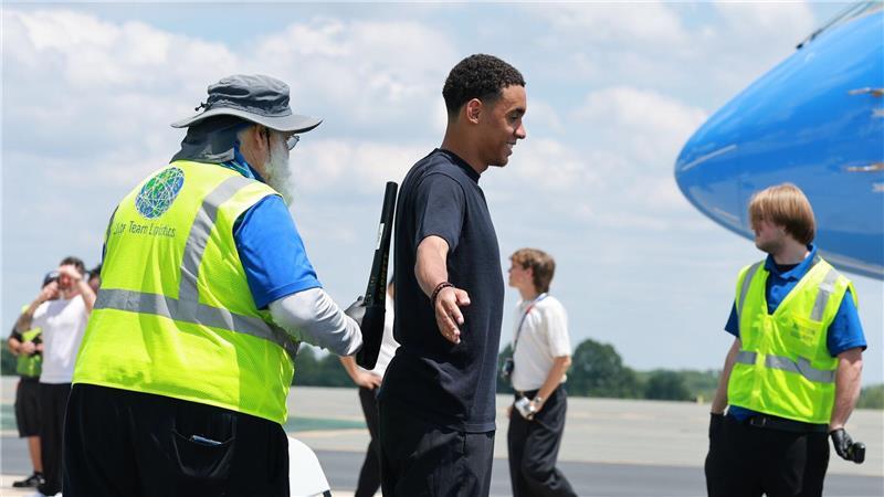 Vor WM-Flug: Sicherheitscheck für DFB-Stars auf Rollfeld Jamal Musiala beim Security-Check vor dem Abflug der DFB-Elf.
