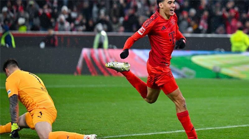 Milliarden und Musiala: Eberl erinnert an Messi und Ronaldo Jamal Musiala jubelt nach seinem zweiten Tor zum 4:2-Endstand.