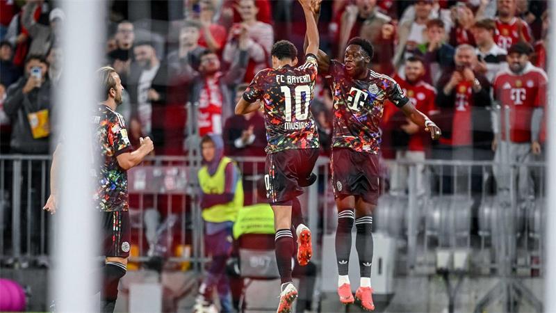 Zum Wiesn-Beginn: FC Bayern schenkt Union kräftig ein Jamal Musiala (l) bejubelt mit Alphonso Davies das 1:0.