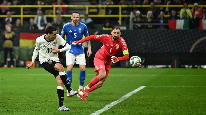 Jamal Musiala (l) erzielt das kuriose Tor zum 2:0 für die Deutschen im Spiel gegen Italien.