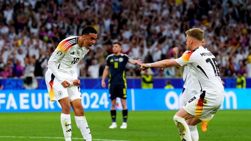 Zauberfußball beim Rekordsieg: EM-Traumstart für Nagelsmann Jamal Musiala (l) feiert sein Tor zum 2:0 mit Maximilian Mittelstädt.