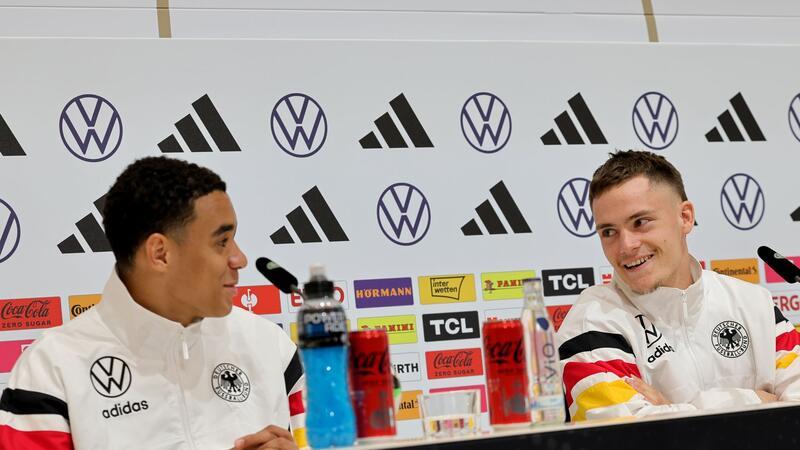 Jamal Musiala (l) und Florian Wirtz bei der DFB-Pressekonferenz in Herzogenaurach.