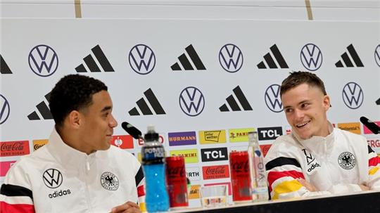 Jamal Musiala (l) und Florian Wirtz bei der DFB-Pressekonferenz in Herzogenaurach.