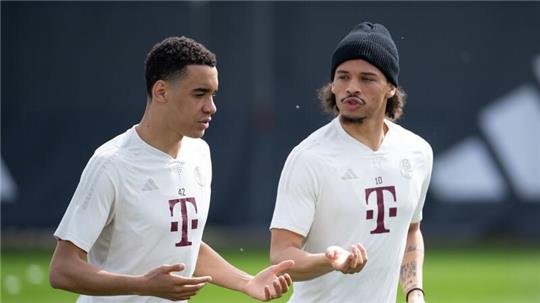 Jamal Musiala (l) und Leroy Sané sind kurz vor der EM beide körperlich angeschlagen.