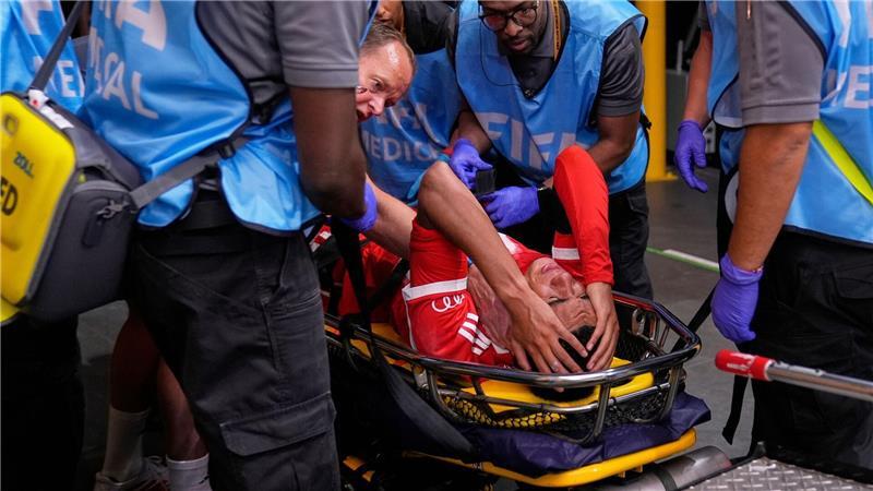 Jamal Musiala liegt verletzt auf einer Trage.