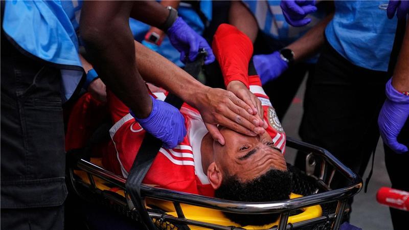 Bayern nach Horror-Szene um Musiala raus: „Natürlich bitter“ Jamal Musiala muss schwer verletzt abtransportiert werden.