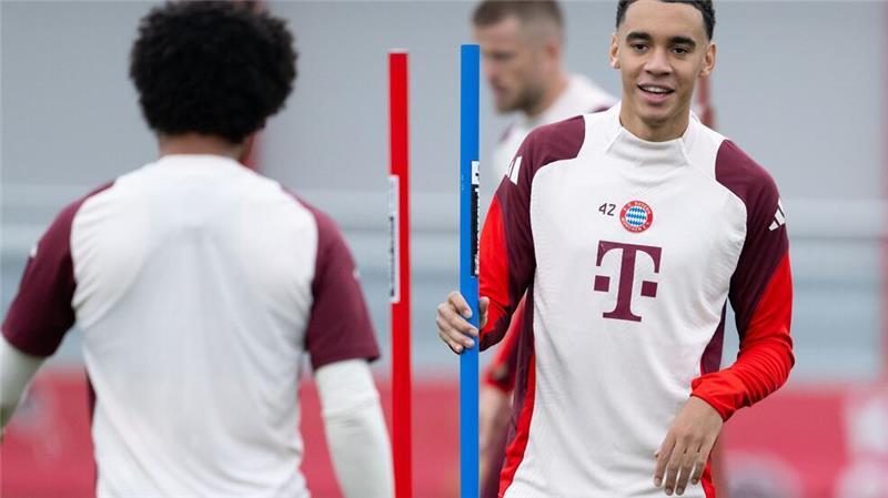 Bayern kontra Flick: Verbales Vorspiel mit Stromausfall Jamal Musiala (r) in Aktion beim Abschlusstraining.