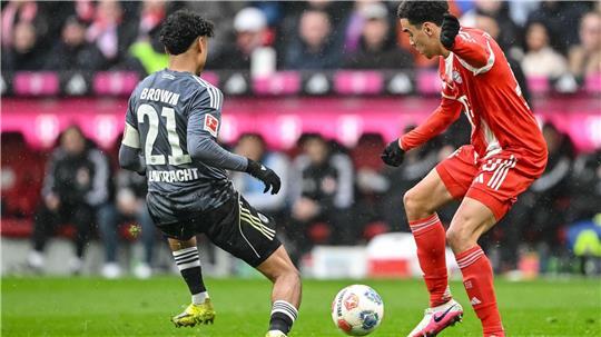 Jamal Musiala (r) in Aktion gegen Eintracht Frankfurt. 