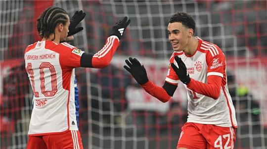 Jamal Musiala (r) spielte beim Bayern-Sieg gegen Hoffenheim groß auf.